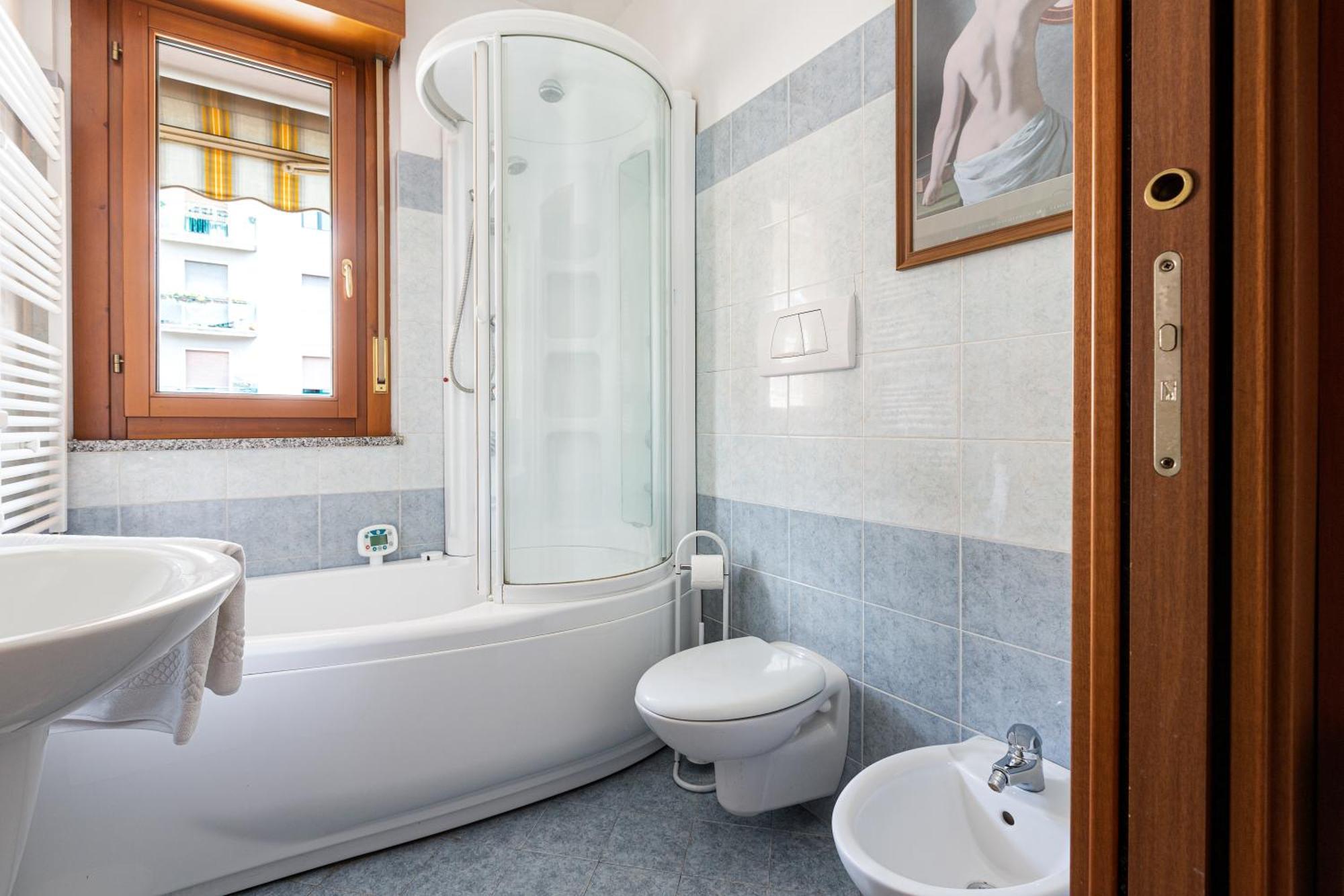 Cosy With Balcony & Private Garage Appartement Milaan