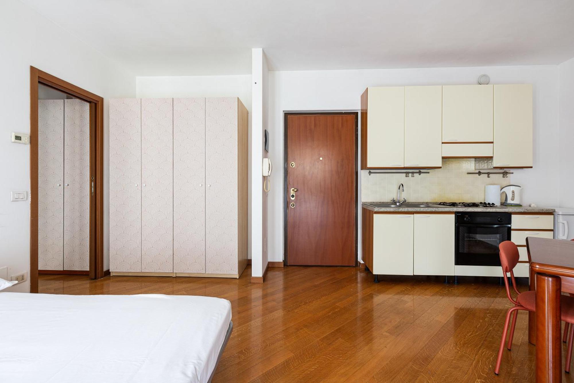 Cosy With Balcony & Private Garage * Milaan