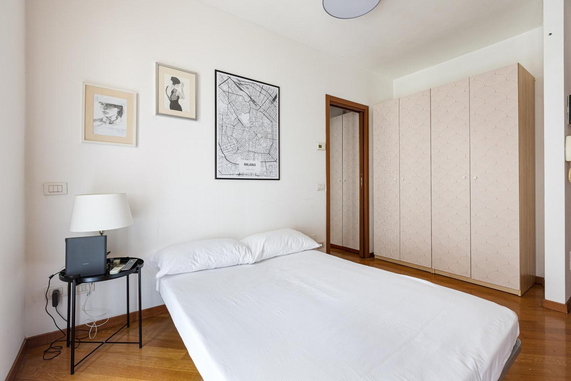 Cosy With Balcony & Private Garage * Milaan