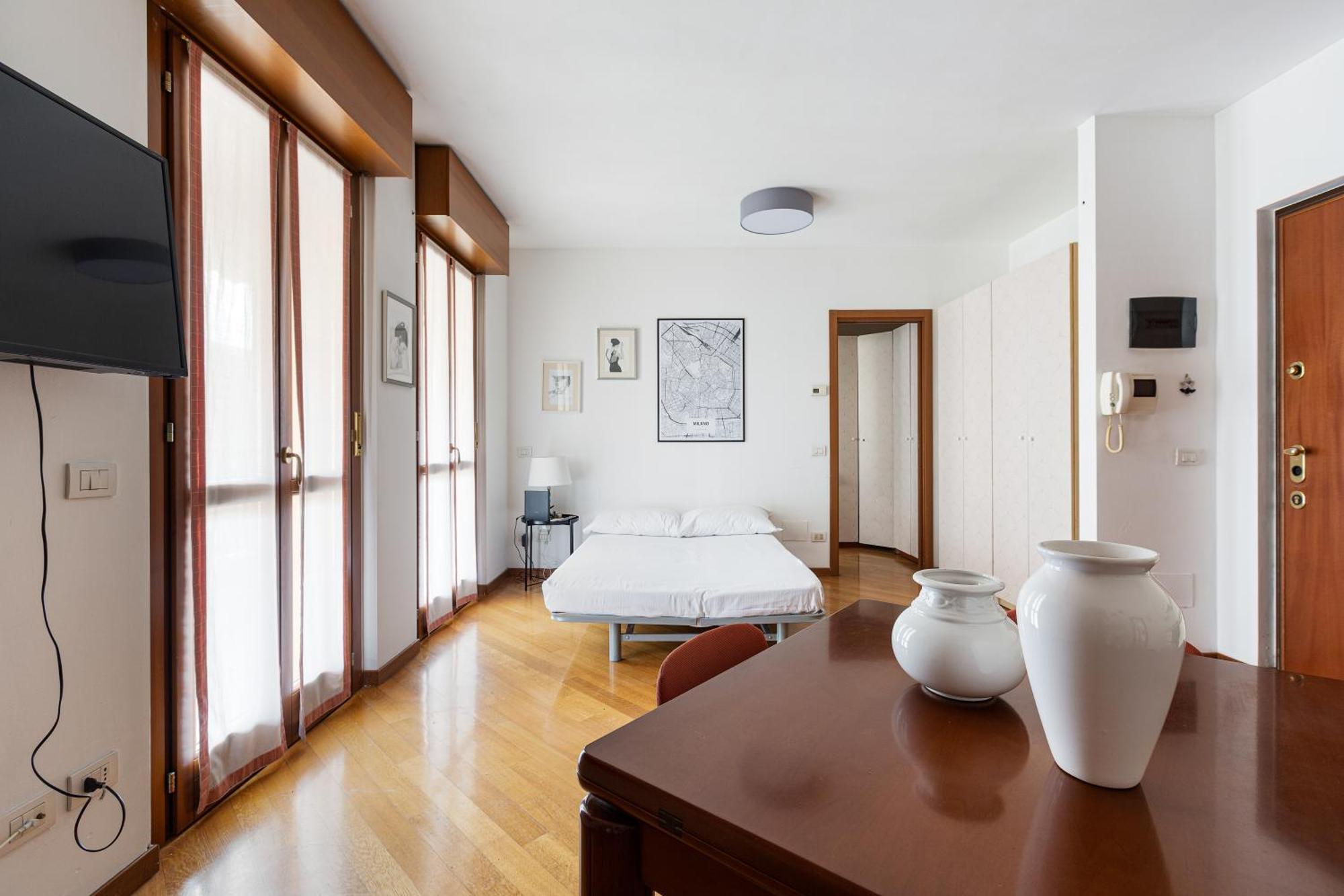 Cosy With Balcony & Private Garage * Milaan