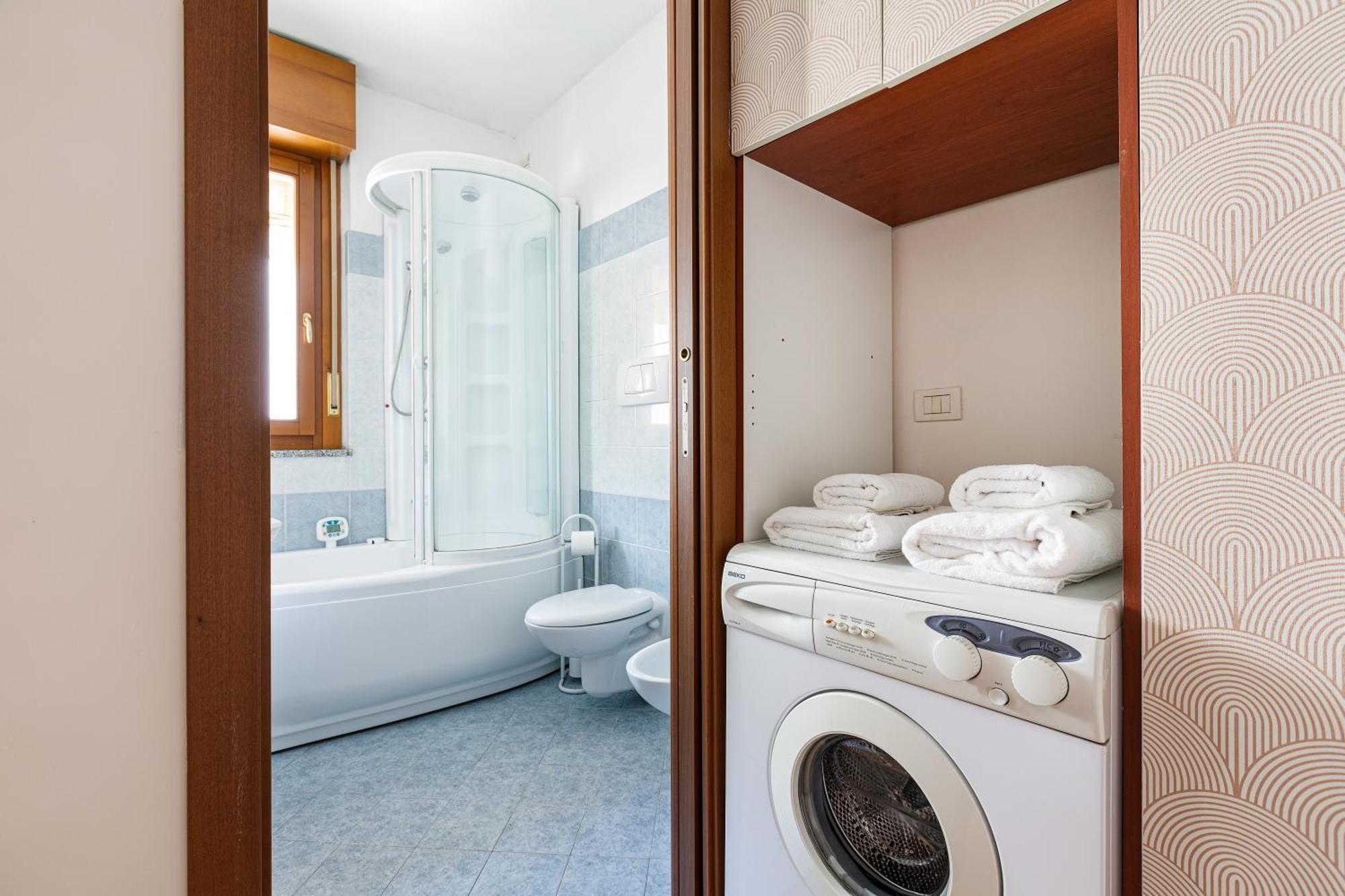 Cosy With Balcony & Private Garage Milaan